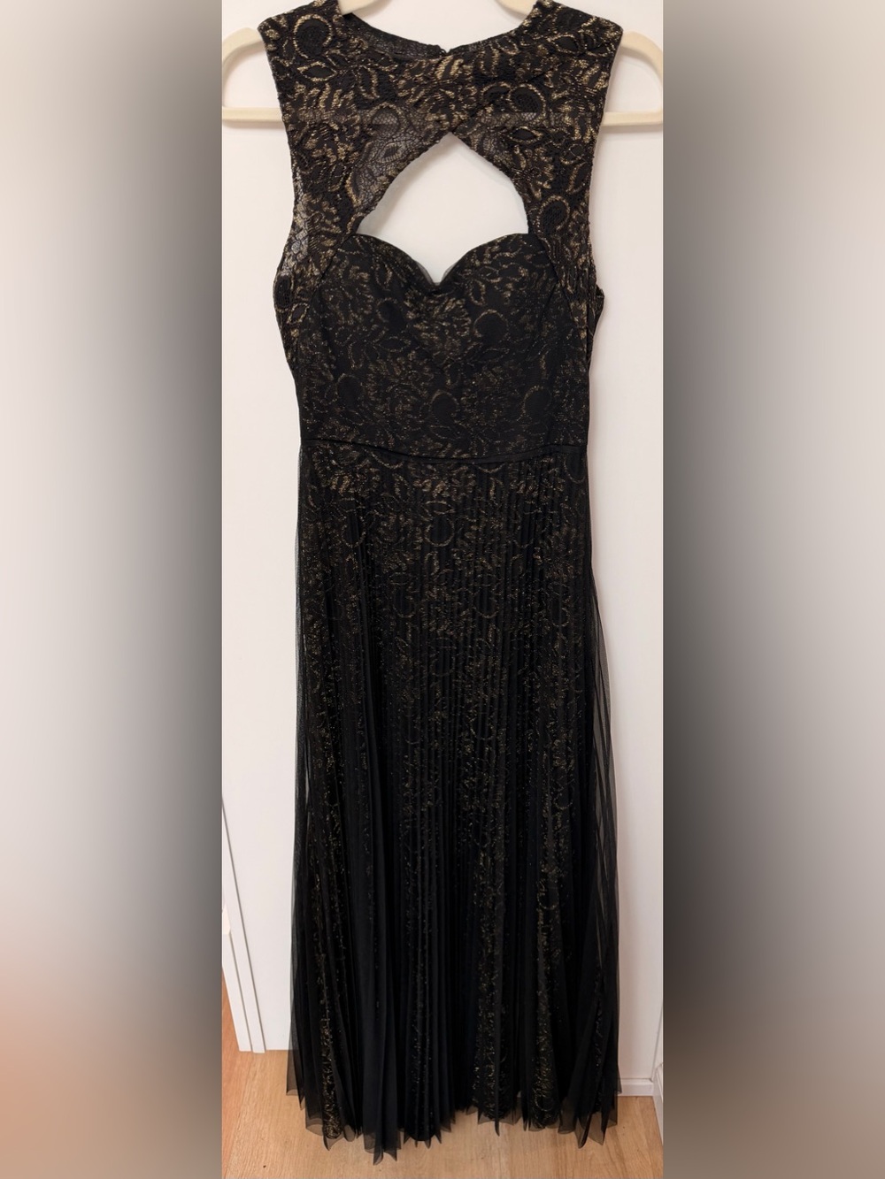 BCBG Paris Black & Gold Lace Evening Dress with Keyhole front and Back size 4